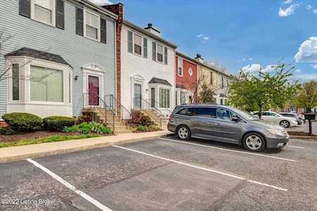 10707 Colonial Woods Ct Louisville, KY 40223