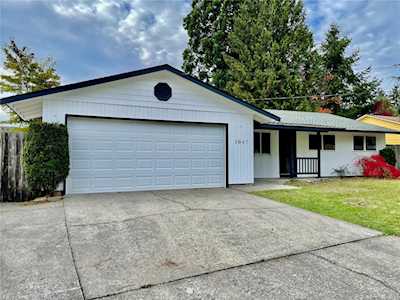 1067 Anacortes Ave NE Renton, WA 98059
