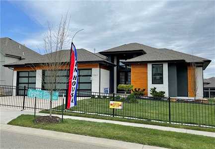 17317 Bradshaw St Overland Park, KS 66221
