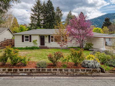 1083 SE Ashley Place Grants Pass, OR 97526