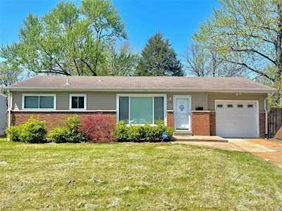 835 Northmoor Dr Florissant, MO 63033