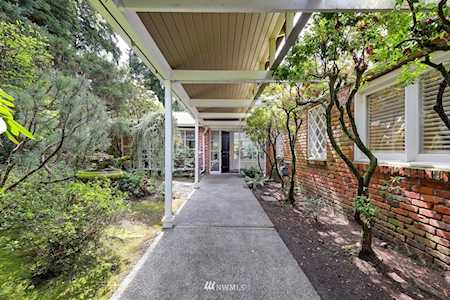 2410 109th Place NE Bellevue, WA 98004