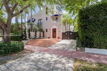 5768 Pine Tree Dr Miami Beach, FL 33140