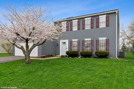 899 Fieldside Ln Aurora, IL 60504