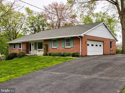 107 Tennyson Dr Lancaster, PA 17602