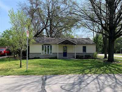 9016 Lamont St Livonia, MI 48150
