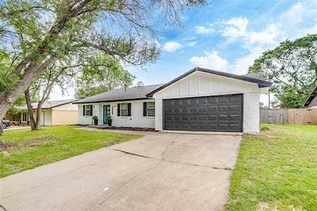 2208 Nottingham Drive Bedford, TX 76022