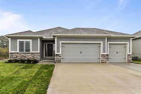 401 SW Nelson Dr Blue Springs, MO 64014