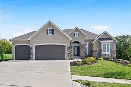126 NW Ambersham Dr Lee's Summit, MO 64081
