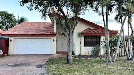 8520 NW 190th Ter Hialeah, FL 33015