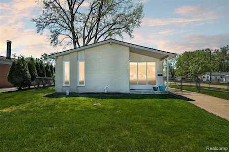 26208 Tawas St Madison Heights, MI 48071