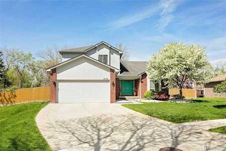 2074 Gabriel Ct Troy, MI 48083