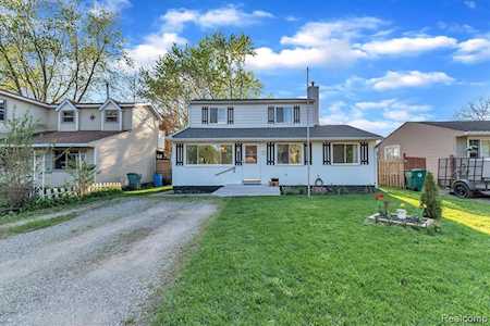 3015 Woodlawn St Commerce Twp, MI 48390