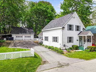 16 Clinton St Gardiner, ME 04345