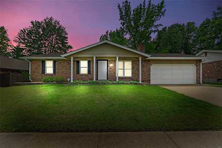 2736 Bee Tree Ln St Louis, MO 63129