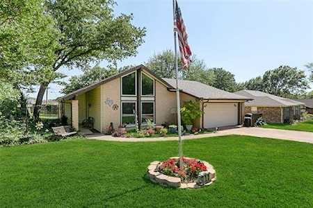 713 Glenhaven Drive Hurst, TX 76054