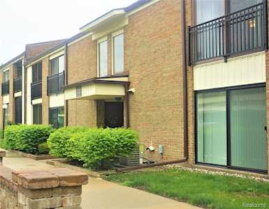 18234 University Park Dr Livonia, MI 48152