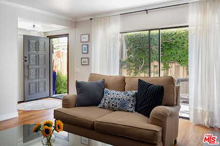 4437 Saugus Ave Sherman Oaks, CA 91403