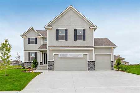 305 SW Nelson Dr Blue Springs, MO 64014
