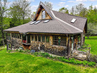 11 Kingsbury Rd Wellington, ME 04942