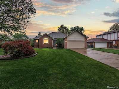 42220 Malbeck Dr Sterling Heights, MI 48314