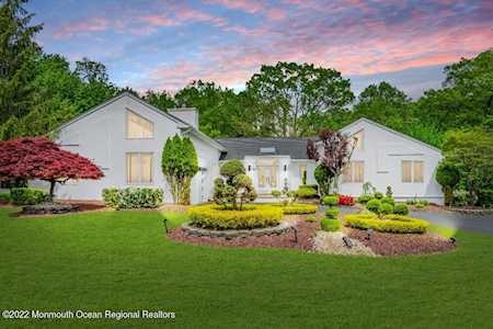 32 Amagansett Dr Morganville, NJ 07751