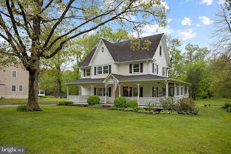2730 Oldewood Dr Falls Church, VA 22043
