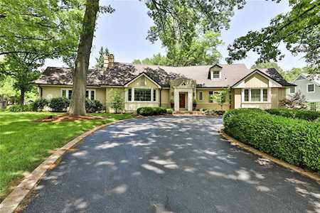 9041 Mcknight Woods Ln Richmond Heights, MO 63117