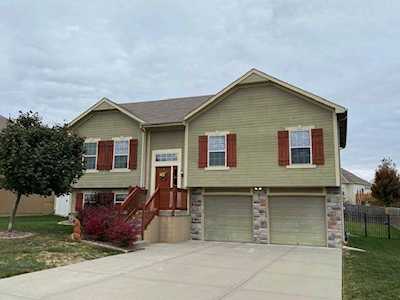 2002 Parkview Dr Raymore, MO 64083