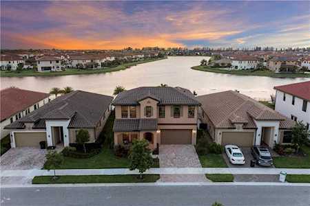 8725 E Baypoint Cir Parkland, FL 33076