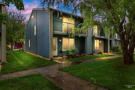 1979 E Old Saybrook Ln Boise, ID 83706-5066