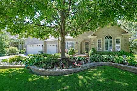 2219 Arrowhead Dr Naperville, IL 60564