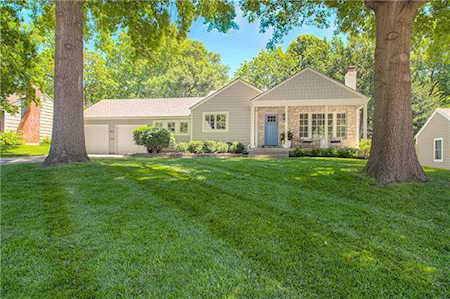 5921 Mission Rd Fairway, KS 66205