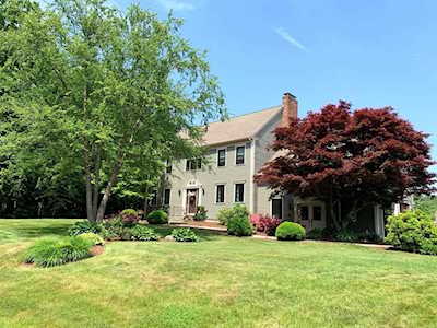 5 Highview Dr Uxbridge, MA 01569