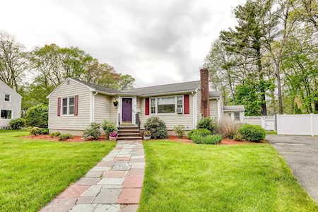 4 Trickett Rd Lynnfield, MA 01940
