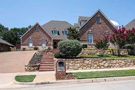 933 Crestview Drive Bedford, TX 76021