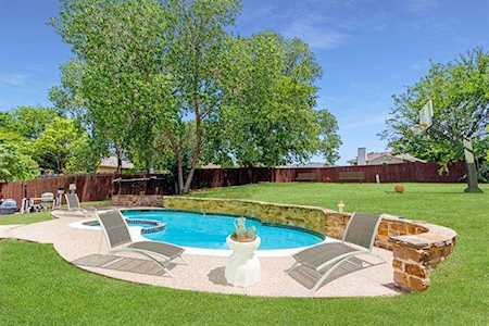 707 Creekside Drive Euless, TX 76040