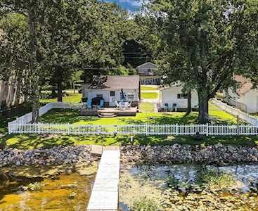 1075 Chapman Lake Drive Warsaw, IN 46582