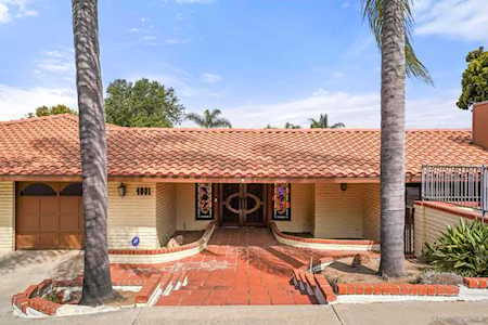 4001 Sunnyhill Dr Carlsbad, CA 92008