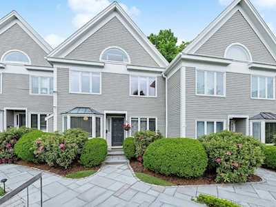 695 Hammond St #695 Brookline, MA 02467