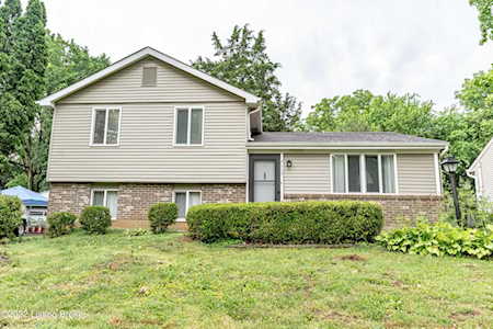 9113 Marse Henry Dr Jeffersontown, KY 40299