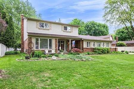 25240 Wykeshire Rd Farmington Hills, MI 48336