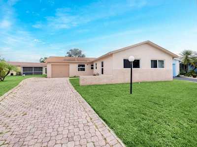 4467 Pine Park Circle Lake Worth Beach, FL 33467