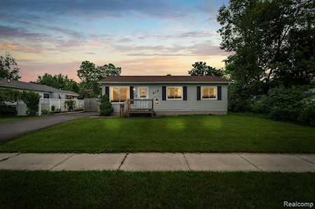 415 Prospect St Howell, MI 48843