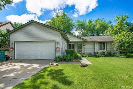 289 Woodlake Dr Brighton, MI 48116