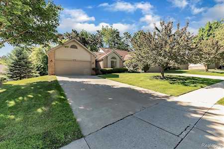 216 Sisu Knoll Dr Brighton, MI 48116