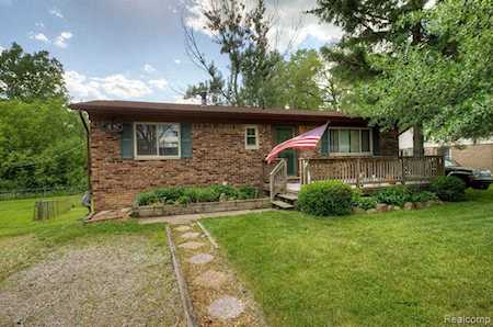 5342 Leland St Brighton, MI 48116