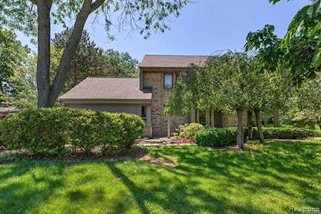 39288 Plumbrook Dr Farmington Hills, MI 48331