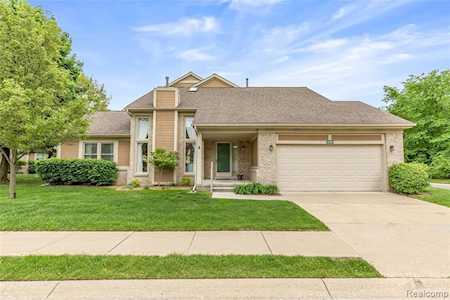 9348 Eastwind Dr Livonia, MI 48150