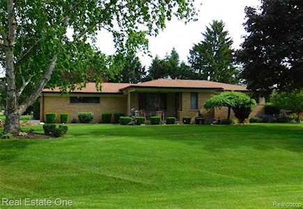 8127 Marcrest Shelby Twp, MI 48316